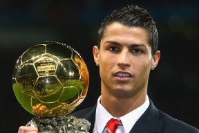 恩多比·恩乔展现冷静与精准，成南非队进攻中的关键球员，多恩比纳