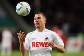 “简阳文体中心：羽毛球赛场上的快速反应与精准击球”